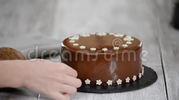 女人装饰巧克力慕斯蛋糕巧克力慕斯蛋糕配镜面釉视频的预览图