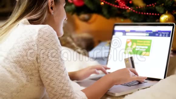 特写4k镜头年轻女子手里拿着信用卡在网上购物订购礼物和礼物视频的预览图
