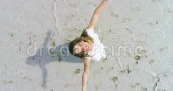 美丽快乐的女孩在干盐湖上旋转视频的预览图