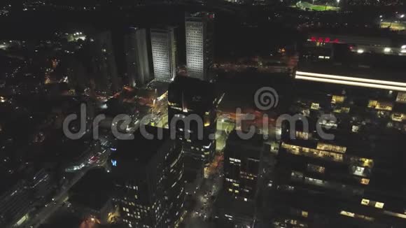 空中无人驾驶飞机在城市景观和摩天大楼夜间射击视频的预览图