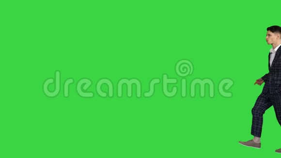 一个穿着正式西装的男人走进来在一个绿色的屏幕上chroma键上跳了几次嘻哈舞视频的预览图