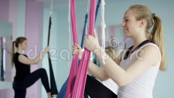 用吊床做腿部伸展运动的妇女视频的预览图
