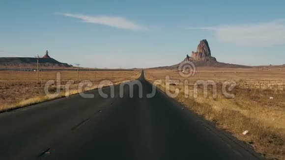 在美国纪念碑山谷的热沙漠中驾车远行视频的预览图