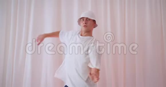 年轻才华横溢的白种男人在公寓里的室内跳舞特写照片视频的预览图