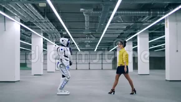 一个女人和一个像人一样的半机械人视频的预览图