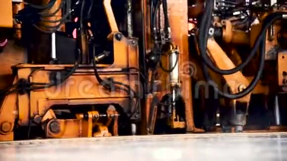 发动机在火车工业的轨道上移动金属钢动力视频的预览图