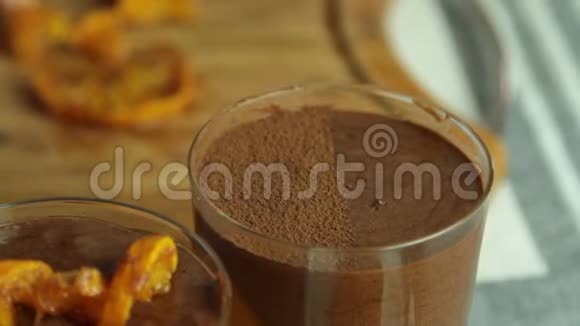 食品造型巧克力慕斯与橙色果冻视频的预览图