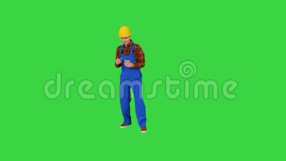 建筑工人数着他的工资在绿色屏幕上以一种滑稽的方式跳舞铬钥匙视频的预览图