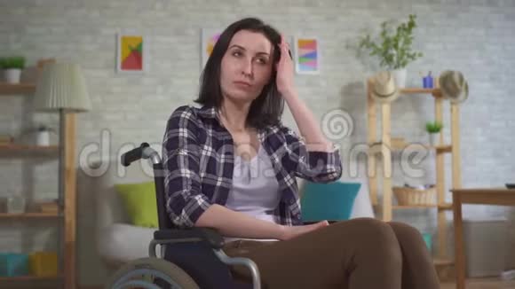 坐轮椅的年轻沮丧的女人化疗后头发掉了很多视频的预览图