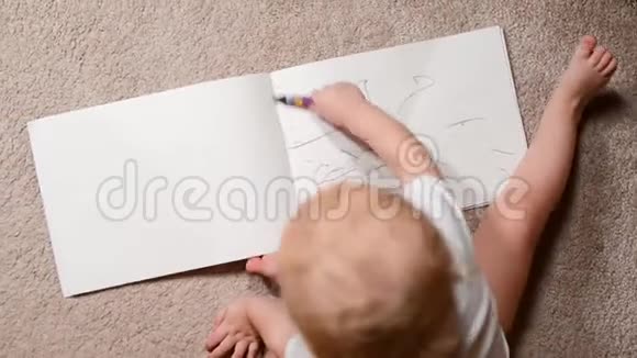 孩子用蜡笔在相册上画画视频的预览图
