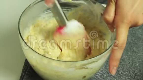 混合奶油和焦糖水果做蛋糕视频的预览图