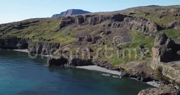 无人驾驶飞机从北极岛起飞两名游客在迪斯科湾迪斯科岛露营地挥手视频的预览图