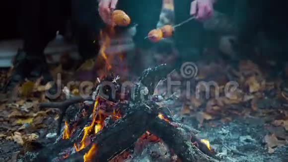 在森林里用香肠野餐的游客视频的预览图