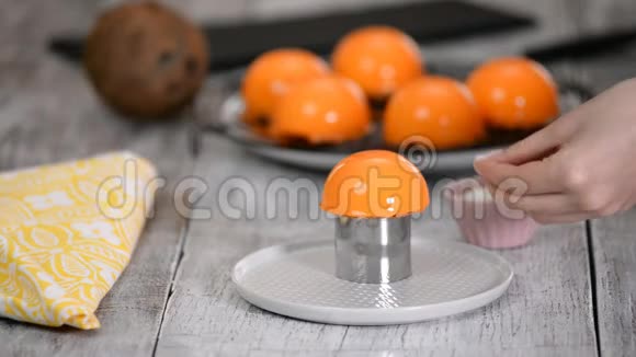制作慕斯糕点明胶甜点橙色镜面电弧视频的预览图