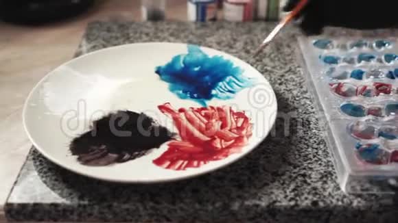 巧克力棒棒糖用红色聚碳酸酯模具的涂装视频的预览图