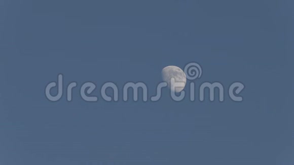 午后蓝天上的月亮视频的预览图