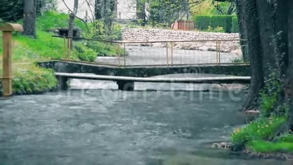 河上的一座小型人行天桥视频的预览图
