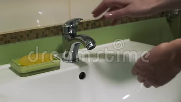 女人在浴室里用肥皂洗手以消除细菌和防止病毒个人卫生视频的预览图