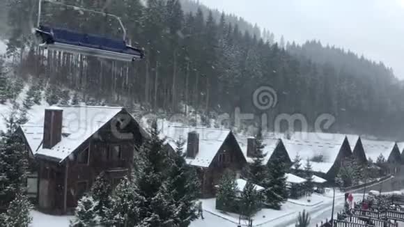 滑雪绳道上的雪视频的预览图
