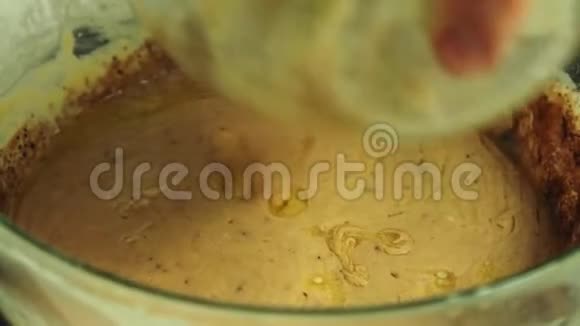 混合奶油和焦糖水果的奥利奥葡萄蛋糕配方视频的预览图