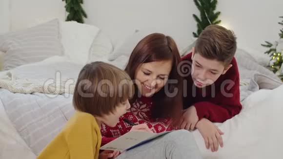 妈妈和孩子们给圣诞老人写封信视频的预览图