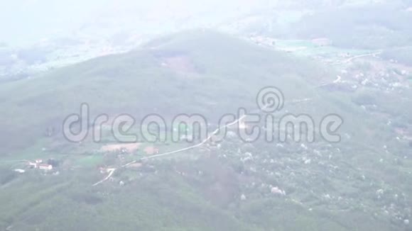 美丽的风景山丘和村庄取自高空视频的预览图