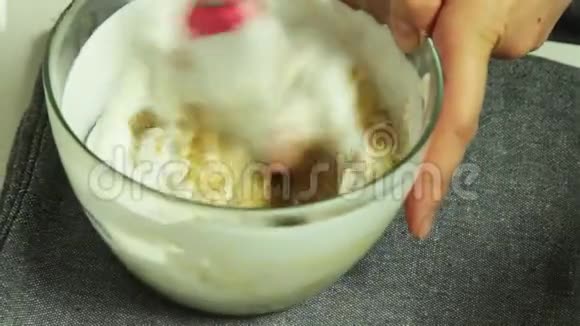 混合奶油和焦糖水果的奥利奥葡萄蛋糕配方视频的预览图