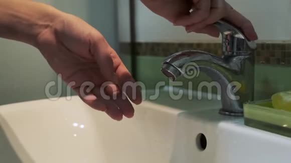 一个女人在浴室里用肥皂洗手以消除细菌和防止病毒个人卫生视频的预览图