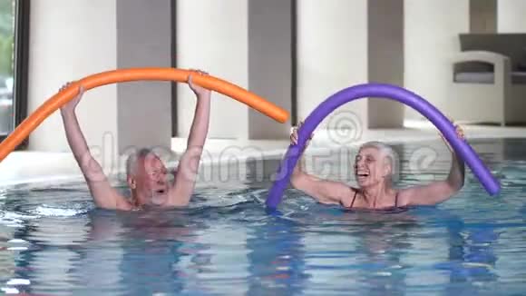快乐的成熟夫妻在游泳池里锻炼视频的预览图