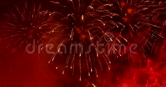 烟花庆祝周年快乐新年2020年7月4日节日晚上用五颜六色的烟花庆祝视频的预览图