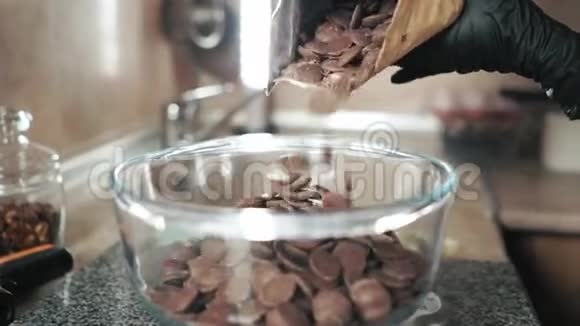 圆形巧克力糖果融化倒入玻璃容器视频的预览图