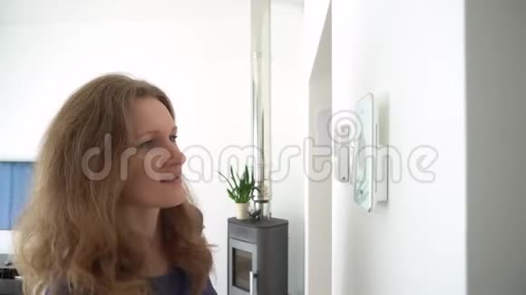 女士使用智能墙家居控制系统照相机视频的预览图