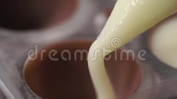 用管道袋中的奶油巧克力填充塑料薄膜模具视频的预览图