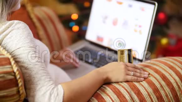 特写4k镜头年轻女子坐在扶手椅上在商店里做在线订单网上购物概念镜头视频的预览图