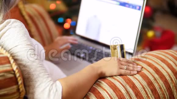 特写4k镜头年轻女子坐在克里斯塔姆树旁的扶手椅上做网上购物概念镜头视频的预览图