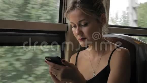 美丽的白种人女游客乘坐地铁列车用手机好好地看着他摇摆慢慢视频的预览图