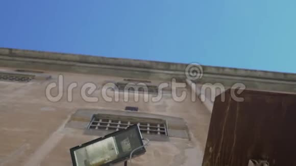 监狱大楼上的灯俯视图相机旋转成一个圆圈视频的预览图