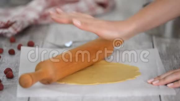 厨房里的女人做了一层蛋糕将面团切成圆圈用于家庭烘焙视频的预览图