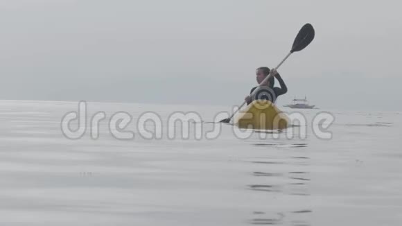 年轻的亚洲女孩在宁静的海洋中探索和皮划艇视频的预览图