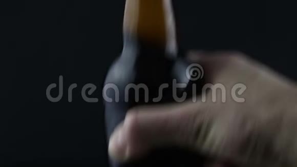 男人手抖一瓶啤酒打开啤酒泡沫从盖子下面逸出视频的预览图