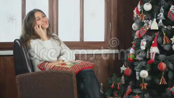 女孩坐在椅子上打电话视频的预览图
