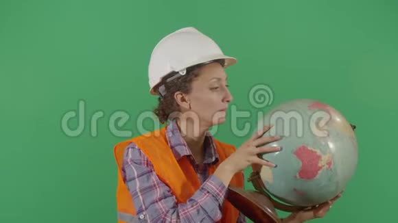 女工程师听和敲门环球视频的预览图