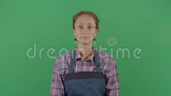 女人木匠擦着脸沮丧视频的预览图