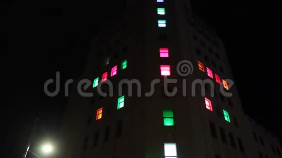 在大楼内闪烁五颜六色的灯光视频的预览图