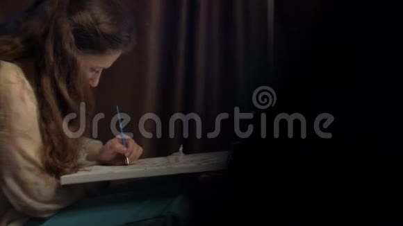 女孩画了一幅蓝瘦流苏的照片坐在家里视频的预览图