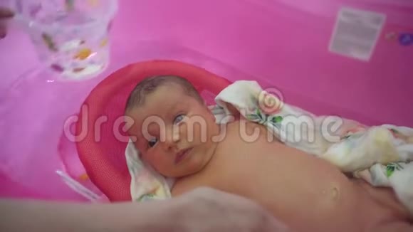 新生儿第一次在浴缸里洗澡视频的预览图