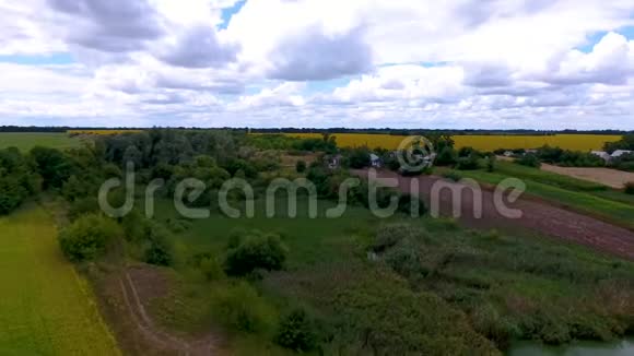 湖上的乌克兰村庄鸟瞰景色视频的预览图
