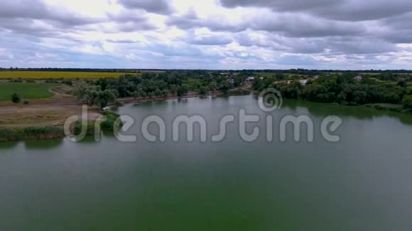 湖上的乌克兰村庄鸟瞰景色视频的预览图