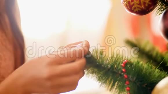 年轻女子准备新年和用球装饰圣诞树的视频鲍布和玩具家庭视频的预览图