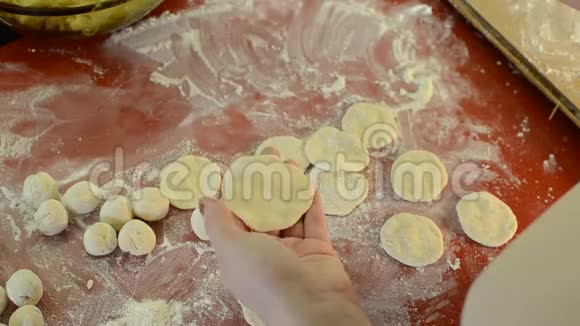 女人用面粉和土豆做饺子视频的预览图